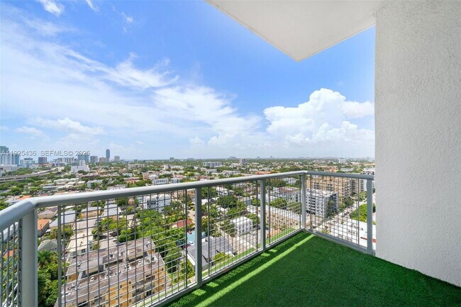 Photo - 10 SW South River Dr Unidad 18