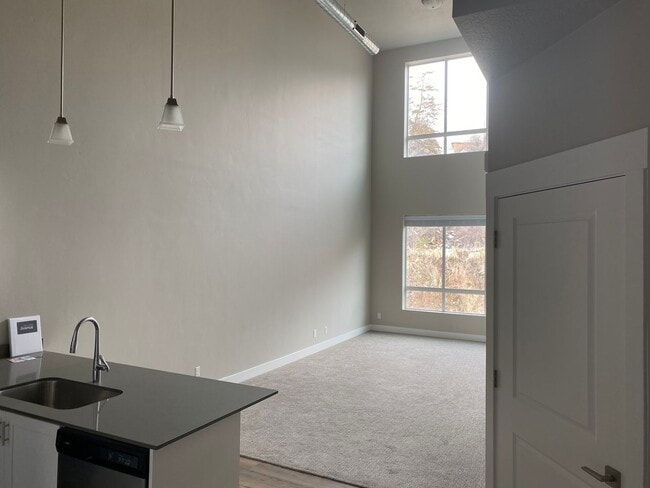 Building Photo - Lofts on the Ave Unit 405