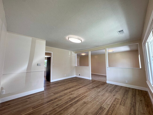 Photo - 496 N 70 W