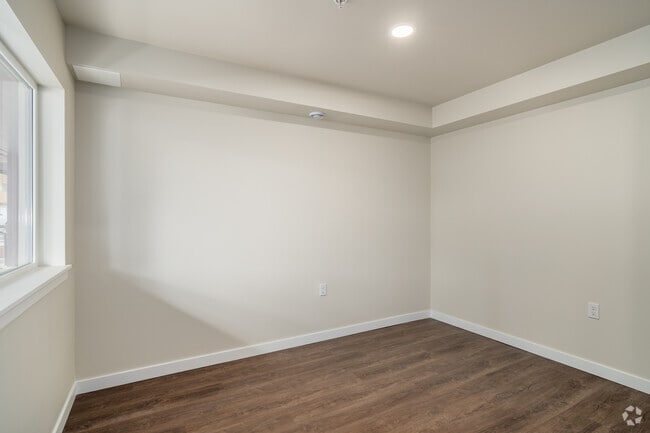 1BR, 1BA - 557SF - Bedroom