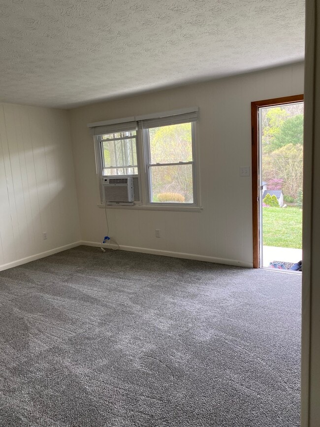 Lots of Natural Light - 56 Webb Cove Rd Unit Apartment A