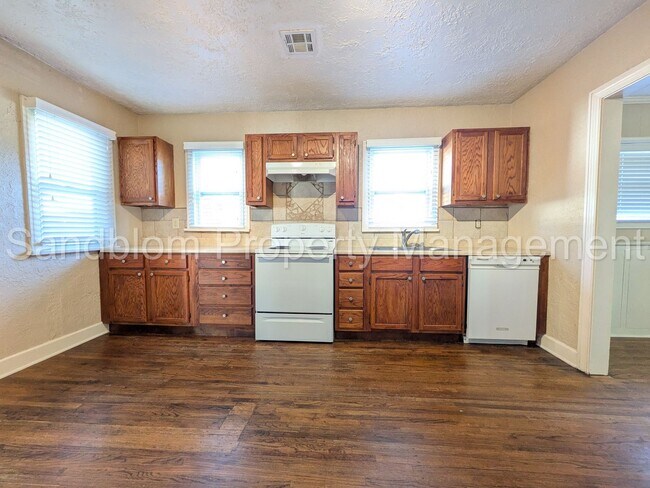Photo - For Lease | Kendall-Whittier | 3 bed, 2 ba...