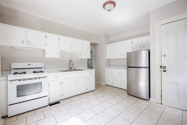 256 Oxford St