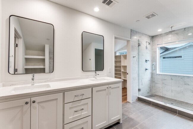 3 bedroom Lakewood Townhome Walking Distance to Whole Foods and all of your favorites!