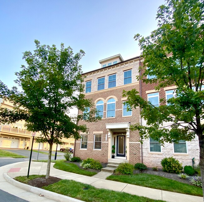 BRICK FRONT END UNIT - 20709 Duxbury Ter Townhome