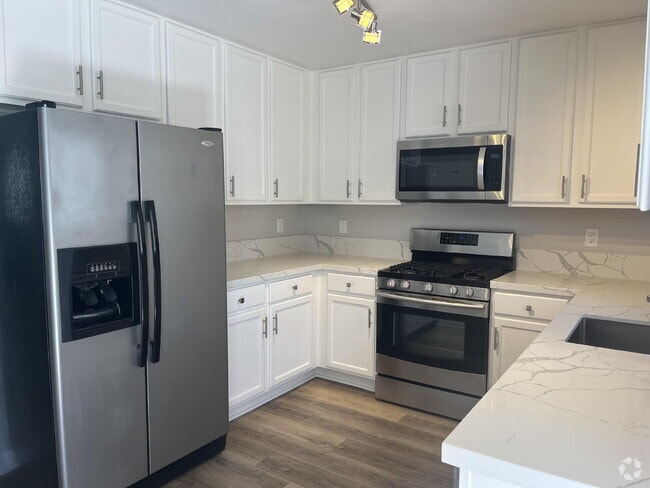 Building Photo - 744 Walnut St Unit #5 Rental