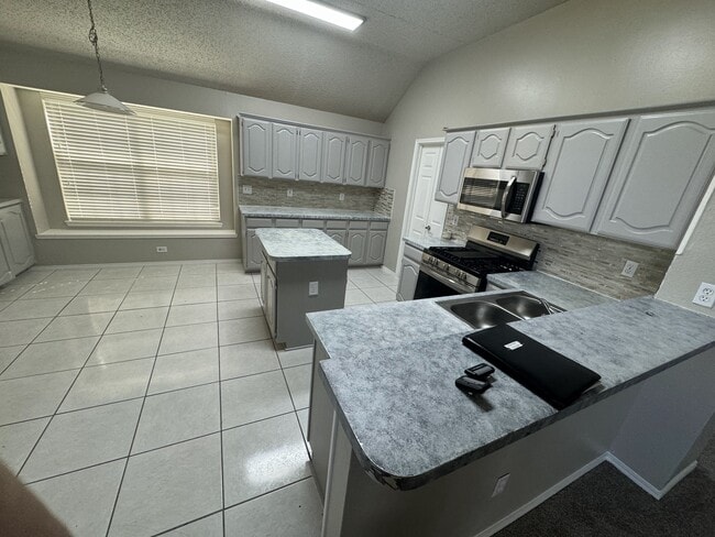 Kitchen - 901 Yosemite Trl