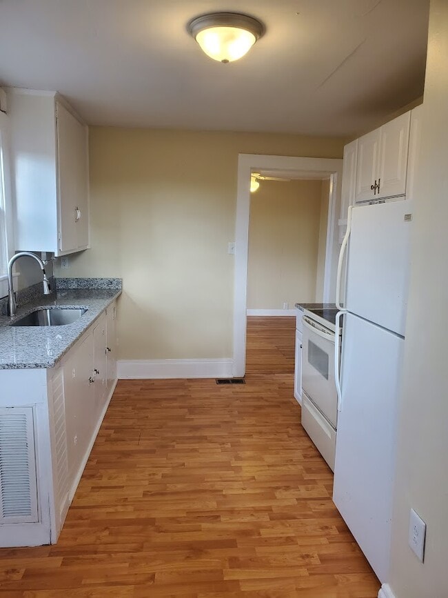 Building Photo - 1233 E Center St Unit APT B