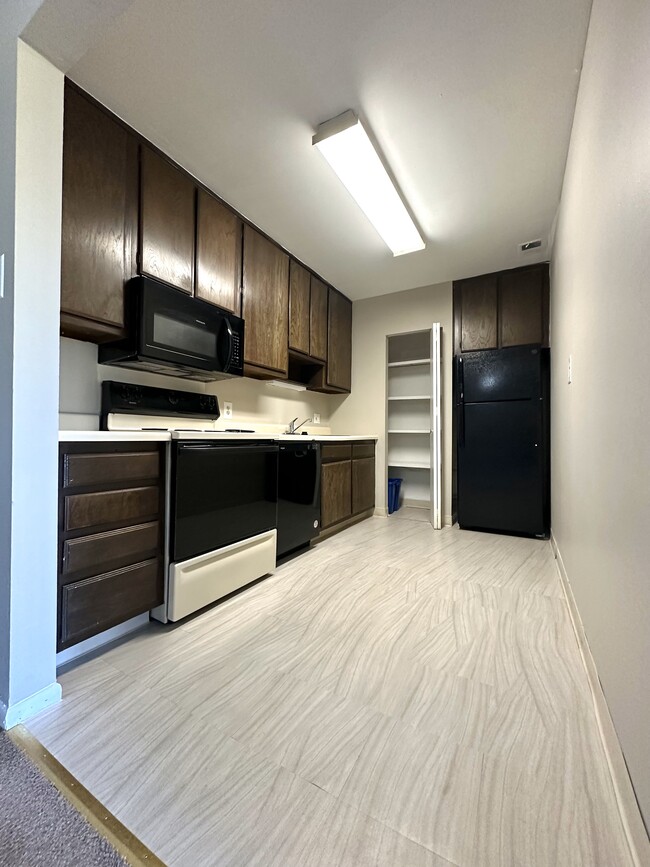 Classic 2BR, 1BA - 974SqFt - Classic Kitchen