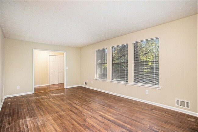 Photo - 4 bdrm, 2.5 bath in Stonecrest