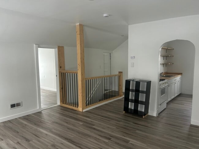 Photo - 421 W Bond St