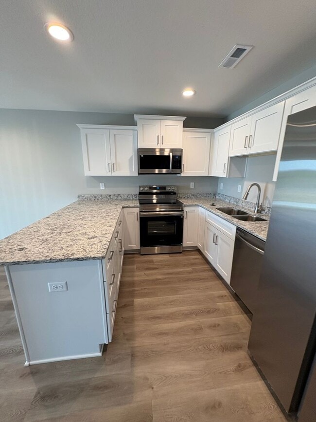 Building Photo - 3 Bedroom 2 Bathroom Townhome Coming Soon!