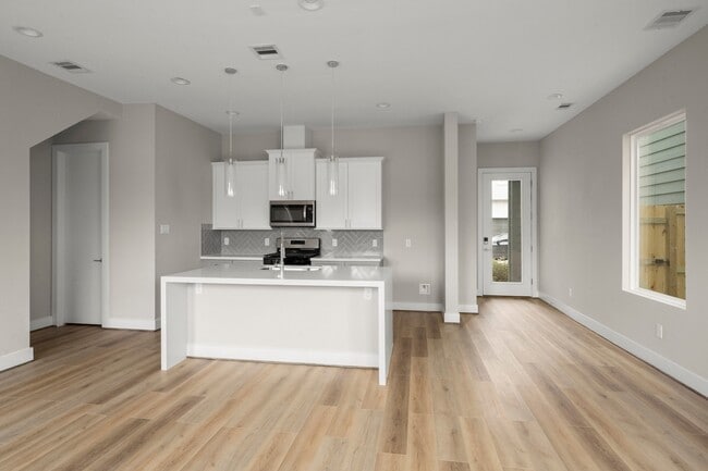 Building Photo - 8115 Esther Acres Ln