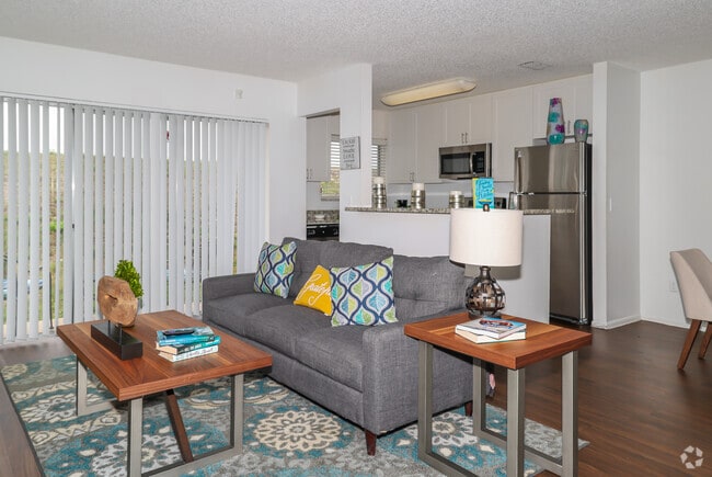 2 habitaciones, 2 baños - 1000 pies cuadrados - Sala de estar - Metro Village Luxury Apartments