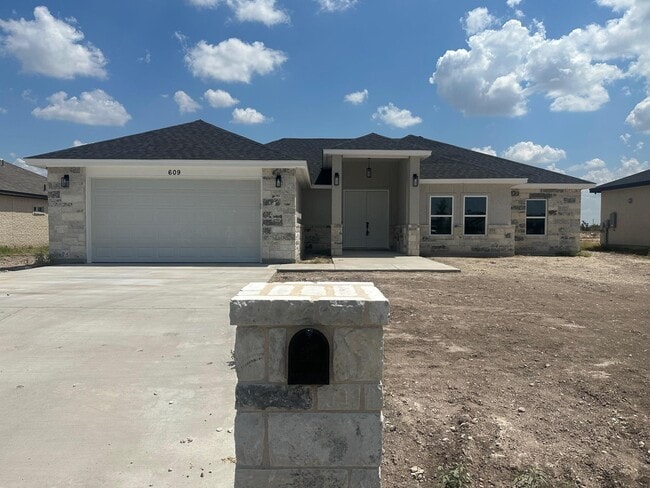 Building Photo - 609 Enchanted Way