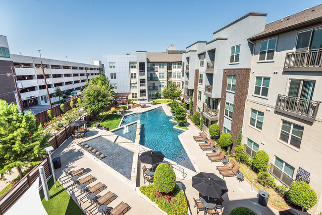 Geometric pool - AVANT on Market Center Apartments