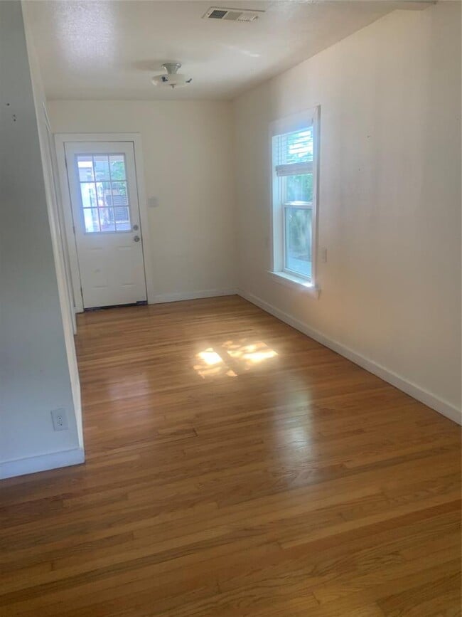 Photo - 613 E 50th St