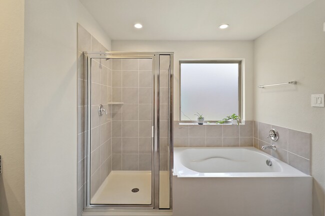 Building Photo - 127 Walnut Hl Ct