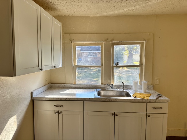 Photo - 1301 S State Line Ave