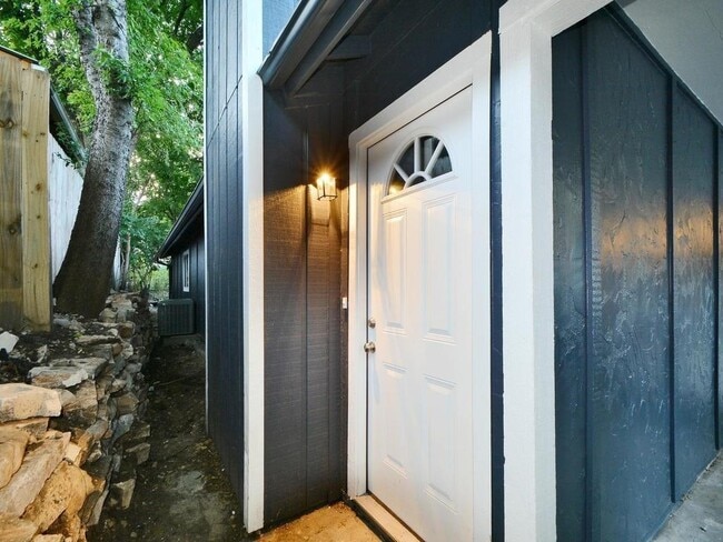 Building Photo - 2706 Parker Ln Unit B