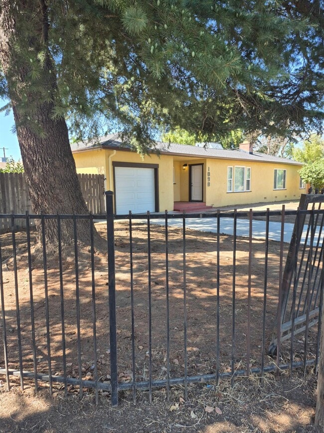 Building Photo - 1098 E 21st St