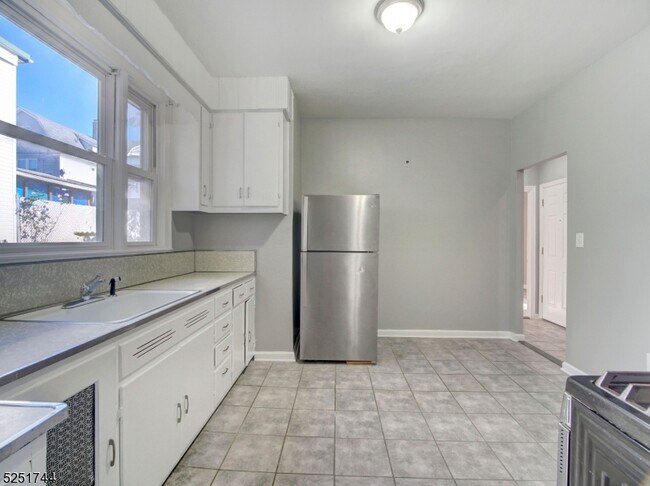 Photo - 261 Parker St
