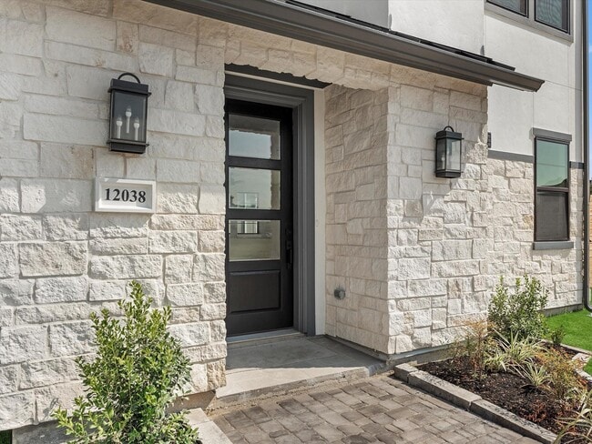 Photo - 12038 Royal Oaks Banner Wy