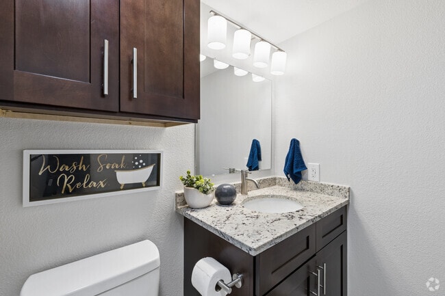 1BR, 1BA - 775SF - Bathroom