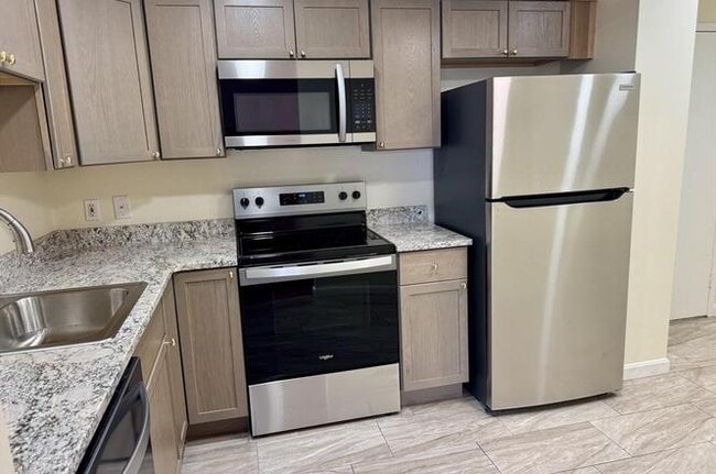 Building Photo - 1004 Paradise Rd Unit PHJ