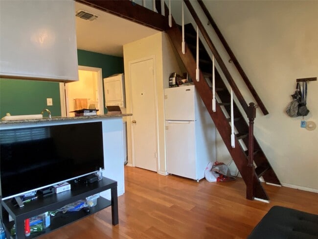 Building Photo - 1905 San Gabriel St Unit 205