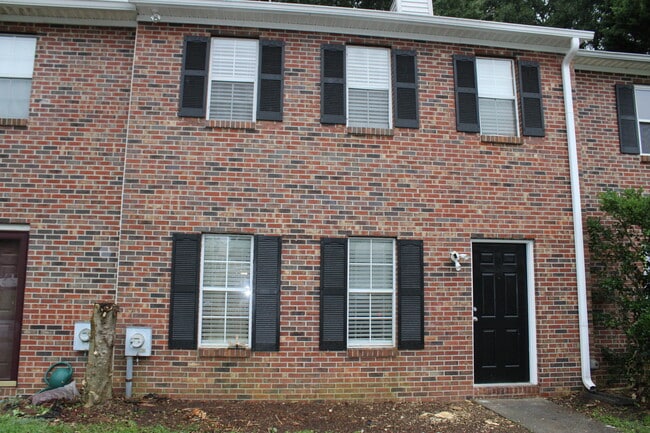 Building Photo - 915 Joseph club dr