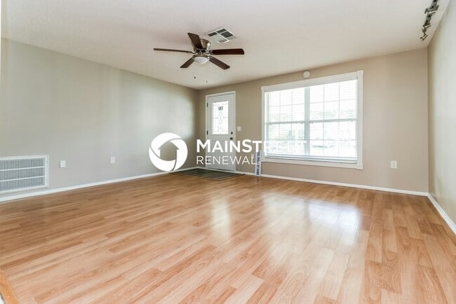Photo - 3 Bedroom Pet-Friendly Home in New Port Richey, FL with Main Street Renewal