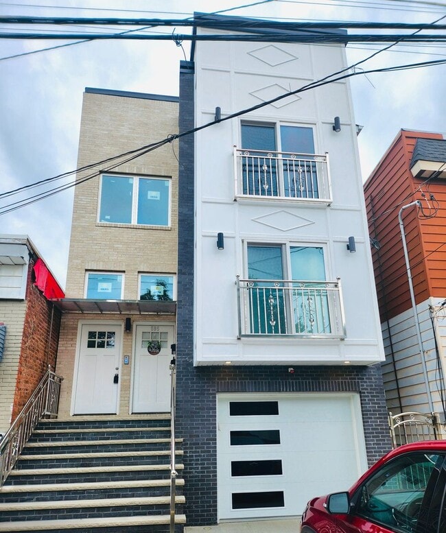 Building Photo - 595 N 11th St Rental