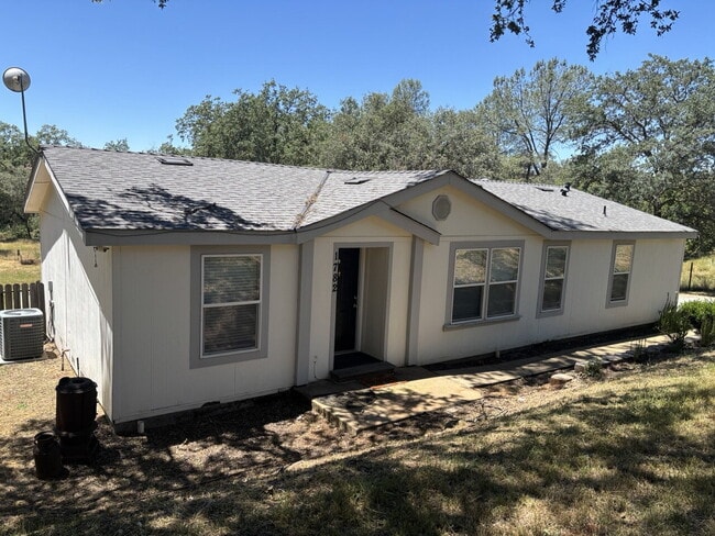 Building Photo - Large 3-bedroom home on peaceful acreage with usable yard on Lotus Road!
