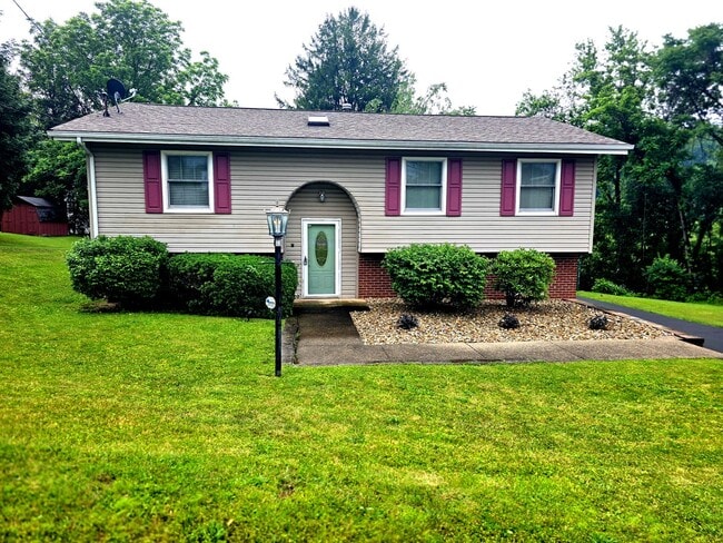 Beautiful Split Entry - 3 Bedroom 2 Bathro... - Beautiful Split Entry - 3 Bedroom 2 Bathro... House