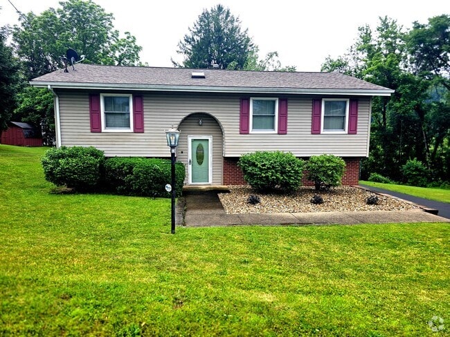 Building Photo - Beautiful Split Entry - 3 Bedroom 2 Bathro... Rental