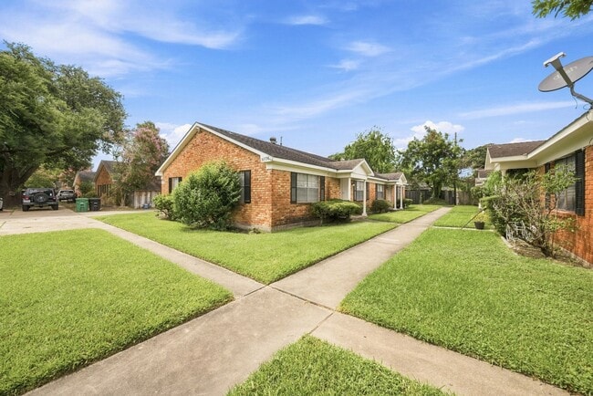 Photo - 5806 Clarewood Dr