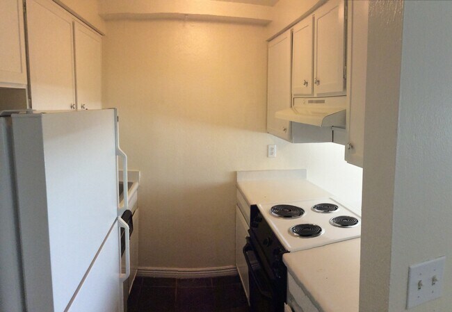 Photo - Secluded Spacious 1 Bedroom Garden Level A... Unit B