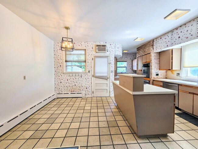 Photo - 571 Charles Ave