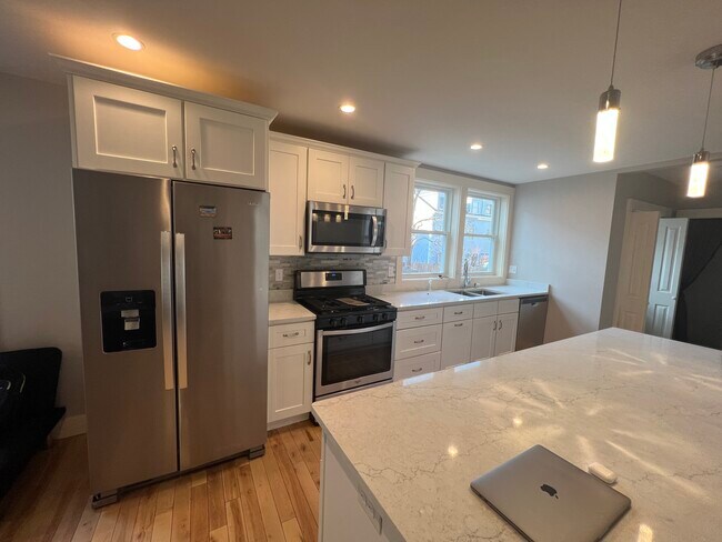 Building Photo - 39 Snow St