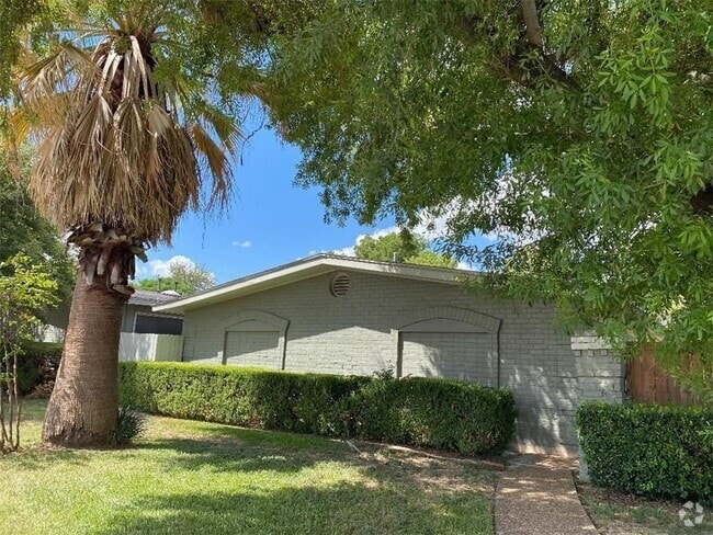 Building Photo - 614 W 51st St Rental
