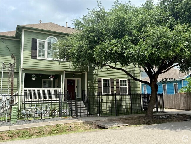 Building Photo - 1109 W 15th 1/2 St Rental