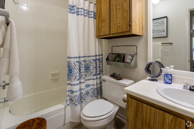2BR, 2BA - 896SF - Bathroom