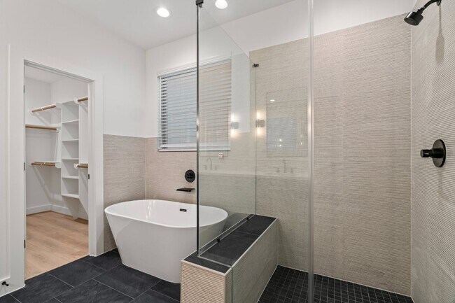 Photo - 816 Curtin St