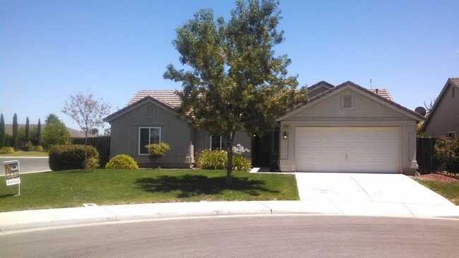 Building Photo - Beautiful home located in a court!