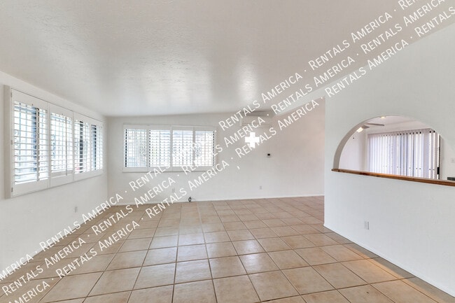 Photo - 801 E Holaway Dr