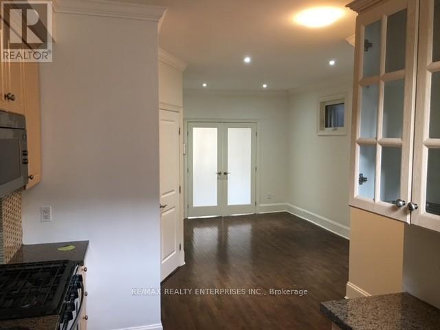 Photo - 371 Woodbine Ave