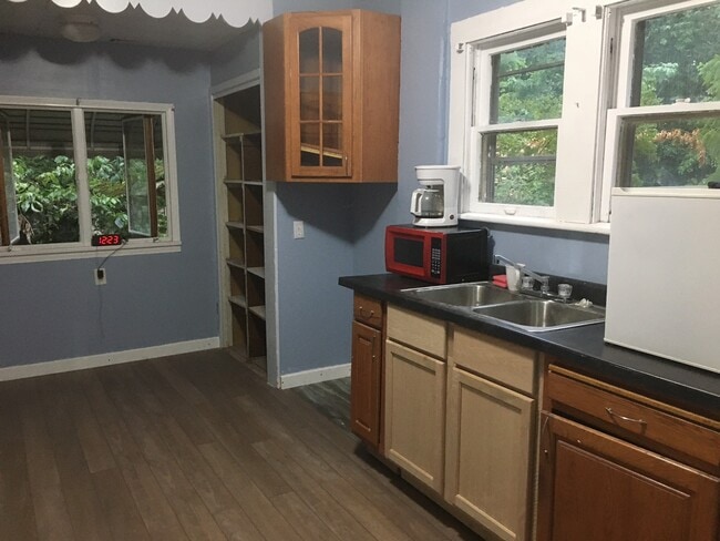 Building Photo - 1726 Marks Ave Rental