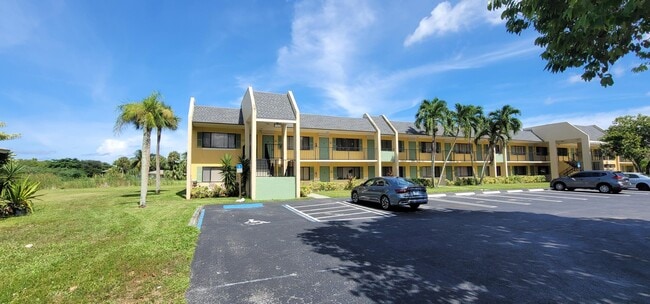 Building Photo - 1824 Meadows Cir W Rental