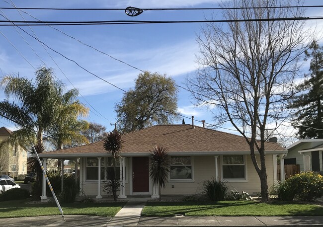Building Photo - BEAUTIFUL DOWNTOWN PROPERTY COMPLETELY REMODELED !! Walking distance to schools